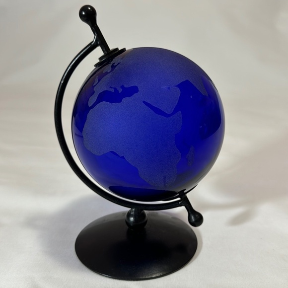 Vintage Cobalt Blue World Globe Map. - Picture 1 of 8